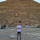 Mosi vor Pyramiden von Gizeh