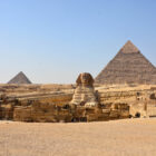 Statue vor Pyramiden von Gizeh