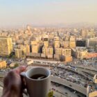 Tee in Hotel mit Aussicht über Stadt