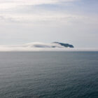 Nebelschwaden auf Meer