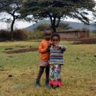 Kinder im Masai Dorf