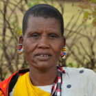 Frau am Markt im Masai Dorf