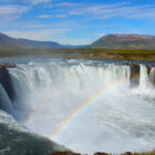 Wasserfall Goðafoss mit Regenbogen