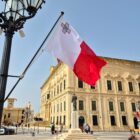 Vallette mit der Flagge Maltas