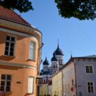 Gasse Tallinn mit Sicht auf Alexander-Newski-Kathedrale