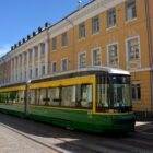 Tram auf Strasse in Helsinki