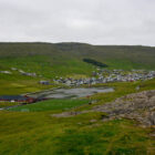 Sicht nach Vágur inkl. Stadion FC Suðuroy