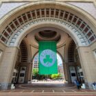 Rowes Warf mit NBA-Flagge