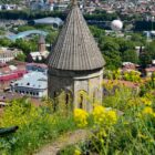 Kirche bei Abstieg von Mother of Georgia